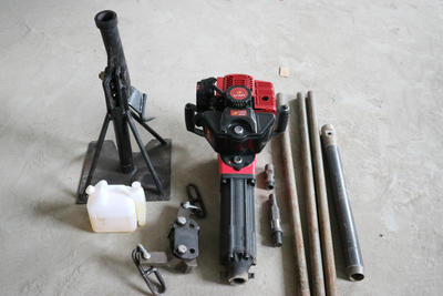 XY-100液壓地質(zhì)勘探鉆機(jī)實(shí)物圖